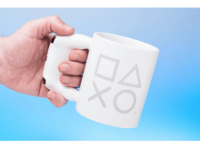 Charger l&#39;image dans la galerie, Tasse blanche avec symboles PlayStation tenue par une main sur fond bleu.
