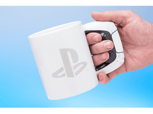 Charger l&#39;image dans la galerie, Une tasse blanche avec le logo PlayStation, tenue par une main sur fond bleu.
