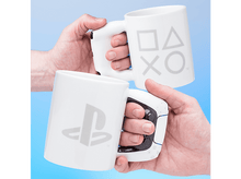 Charger l&#39;image dans la galerie, Deux tasses blanches avec le logo PlayStation tenues par des mains, lumière bleue.
