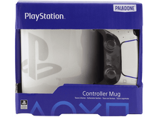 Charger l&#39;image dans la galerie, Une tasse en forme de manette PlayStation dans son emballage, avec le logo PlayStation visible.
