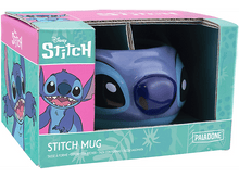 Charger l&#39;image dans la galerie, Mug Stitch dans une boîte. Le mug est bleu avec le visage de Stitch. La boîte a des images de Stitch.
