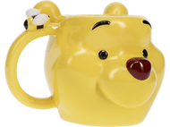 Mug Winnie l'ourson jaune avec une abeille sur la poignée. Yeux noirs et nez rouge. Fond noir.