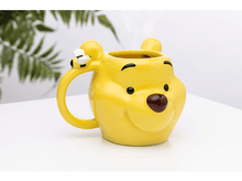 Charger l&#39;image dans la galerie, Mug jaune Winnie l&#39;ourson avec une abeille, sur une surface blanche. De la vapeur s&#39;élève du haut.
