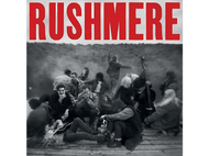 Une photo en noir et blanc d'un groupe sur une plateforme en bois.