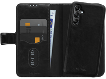 Charger l&#39;image dans la galerie, Étui de téléphone noir avec portefeuille, cartes de crédit et argent. Un téléphone noir à droite.
