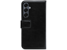 Charger l&#39;image dans la galerie, Étui de téléphone en cuir noir avec rabat et trois lentilles de caméra à l&#39;arrière. Fond blanc.
