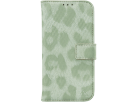 Un étui de téléphone vert clair avec un motif léopard, fermé par une fermeture magnétique.