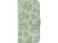 Un étui de téléphone vert clair avec un motif léopard, fermé par une fermeture magnétique.