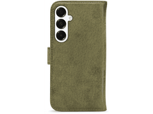 Charger l&#39;image dans la galerie, Étui de téléphone vert avec trois caméras, rabat centré et logo.
