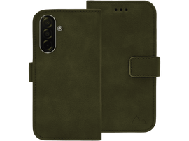 Étui de téléphone en cuir vert, ouvert pour révéler le téléphone et une fente pour carte, avec logo triangle.