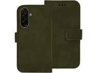 Étui de téléphone en cuir vert, ouvert pour révéler le téléphone et une fente pour carte, avec logo triangle.