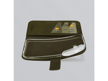 Charger l&#39;image dans la galerie, Étui de téléphone vert olive ouvert avec téléphone à l&#39;intérieur et cartes visibles. Fond gris.
