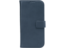 Charger l&#39;image dans la galerie, Étui de téléphone en cuir bleu, fermé, avec une languette magnétique et un petit logo en bas à droite.
