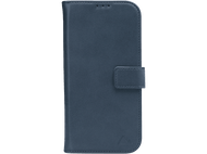 Étui de téléphone en cuir bleu, fermé, avec une languette magnétique et un petit logo en bas à droite.