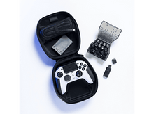 Charger l&#39;image dans la galerie, Une manette de jeu blanche est ouverte dans un étui noir, avec des accessoires à côté.
