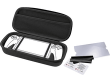 Charger l&#39;image dans la galerie, Un étui de tablette noir est ouvert, montrant un contour de tablette, un protecteur d&#39;écran et des lingettes nettoyantes.
