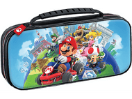 Étui Switch Mario Kart avec Mario et ses amis conduisant, sur fond coloré.