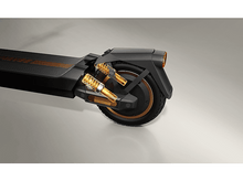 Charger l&#39;image dans la galerie, Vue arrière d&#39;une trottinette électrique, montrant la suspension et la roue.
