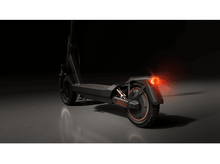 Charger l&#39;image dans la galerie, Trottinette électrique noire et orange avec une lumière rouge.
