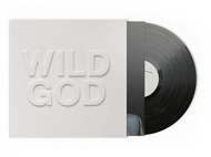 Pochette d'album blanche avec texte en relief 'WILD GOD'. Disque vinyle noir.
