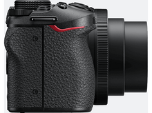 Charger l&#39;image dans la galerie, Vue latérale d&#39;un appareil photo noir avec un accent rouge sur la poignée et un objectif.
