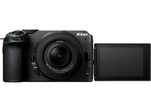 Charger l&#39;image dans la galerie, Appareil photo noir avec objectif et écran ouvert. Fond blanc.
