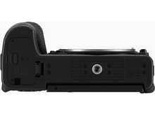 Charger l&#39;image dans la galerie, Vue latérale d&#39;un appareil photo noir avec fente pour carte et port.
