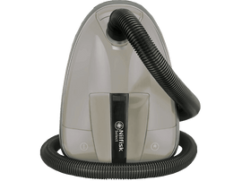 Aspirateur. Il a une forme ovale grise avec un tuyau noir.