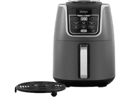 Un friteuse à air Ninja, couleur gris foncé. Elle a un écran numérique et une poignée. Un plateau noir devant.