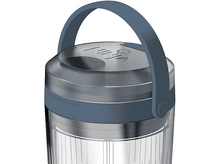 Charger l&#39;image dans la galerie, Dessus de blender Ninja transparent avec poignée bleue. Couvercle argenté avec logo Ninja. Fond blanc.
