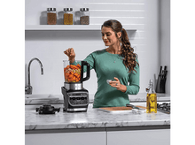 Charger l&#39;image dans la galerie, Femme utilisant un robot culinaire Ninja dans une cuisine.
