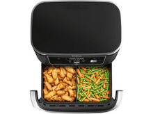 Charger l&#39;image dans la galerie, Une friteuse à air avec deux compartiments contenant des ailes de poulet et des haricots verts.
