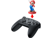 Charger l&#39;image dans la galerie, Figurine de Mario sur une manette de jeu noire. Flèche rouge pointant vers le bas. Fond blanc.
