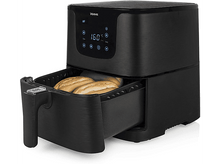 Charger l&#39;image dans la galerie, Une friteuse à air noire avec un affichage numérique et de la nourriture à l&#39;intérieur.
