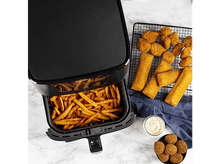 Charger l&#39;image dans la galerie, Friteuse à air avec des frites à l&#39;intérieur, avec d&#39;autres aliments frits sur une grille. Un petit bol de sauce est présent.

