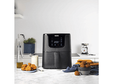 Charger l&#39;image dans la galerie, Friteuse à air noire sur un comptoir, avec de la nourriture et une balance.
