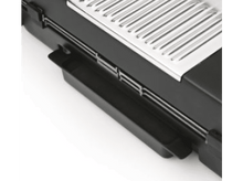 Charger l&#39;image dans la galerie, Gros plan d&#39;un grill noir avec une surface métallique argentée. Un bac noir est en dessous.
