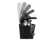 Charger l&#39;image dans la galerie, Un presse-agrumes noir et argenté, avec plusieurs couvercles en plastique transparent en mouvement, sur fond blanc.
