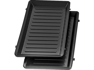 Deux plaques de cuisson noires avec rainures. Fond blanc.