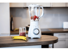 Charger l&#39;image dans la galerie, Blender blanc avec fraises et banane. Verre de smoothie sur le côté.
