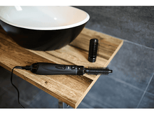 Charger l&#39;image dans la galerie, Un sèche-cheveux noir avec deux accessoires repose sur du bois.
