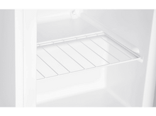 Charger l&#39;image dans la galerie, Intérieur d&#39;un réfrigérateur blanc. Il y a une étagère en fil blanc. Fond blanc.
