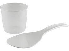 Charger l&#39;image dans la galerie, Tasse à mesurer le riz blanche et cuillère à riz sur une surface blanche. Fond blanc.
