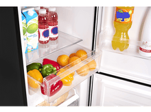 Charger l&#39;image dans la galerie, Réfrigérateur ouvert avec divers aliments : légumes, lait, jus de fruits et bouteilles d&#39;eau sur les étagères.
