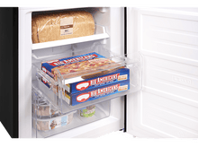 Charger l&#39;image dans la galerie, Réfrigérateur ouvert avec deux étagères. Boîtes de pizza et pain stockés dans tiroirs clairs.
