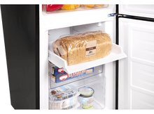 Charger l&#39;image dans la galerie, Intérieur du réfrigérateur avec pain, surgelés. Porte ouverte, côté noir.
