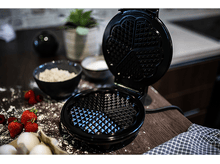 Charger l&#39;image dans la galerie, Gaufrier ouvert avec une surface noire. Ingrédients comme des baies et de la farine sont éparpillés.
