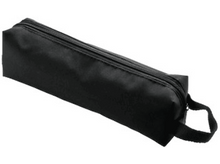 Charger l&#39;image dans la galerie, Une trousse noire avec une fermeture éclair et une petite poignée, vue en angle sur fond blanc.
