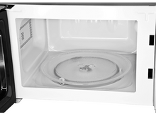 Charger l&#39;image dans la galerie, Intérieur de micro-ondes avec une plaque de verre. Intérieur blanc avec une porte ouverte.
