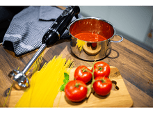 Charger l&#39;image dans la galerie, Une table en bois avec un mixeur, des pâtes, des tomates et de la sauce tomate dans une casserole.
